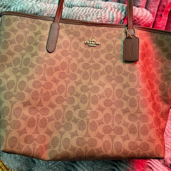 Coach City Tote Bag In Signature Canvas - Picture 2 of 5
